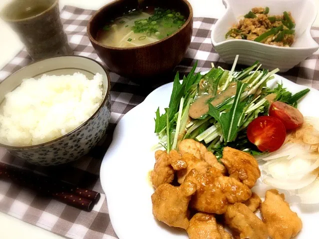 Snapdishの料理写真:ムネ肉の照りマヨチキン・水菜と新タマネギの胡麻ドレサラダ・ピーマンと甘辛そぼろの卵とじ・えのきの味噌汁柚子胡椒添え|kie3さん