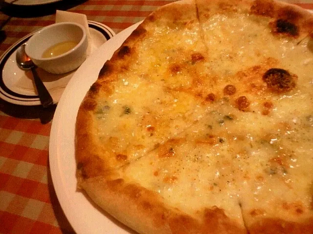 Pizza Quattro Formaggi con Miele|ふぃるまめんとさん