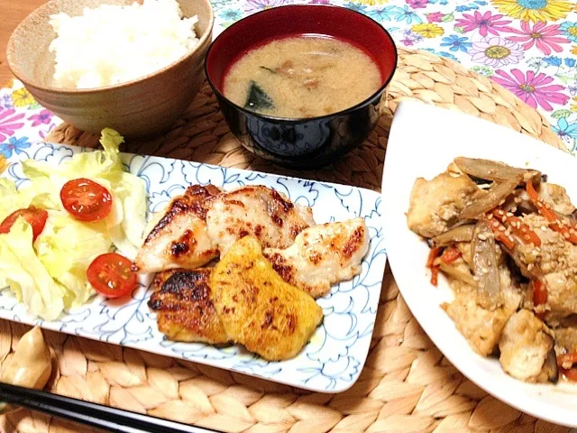 鶏胸肉の塩麹焼き プレーンとカレー味の二種✨炒り豆腐✨なめこ汁🍴|Kaori Takedaさん