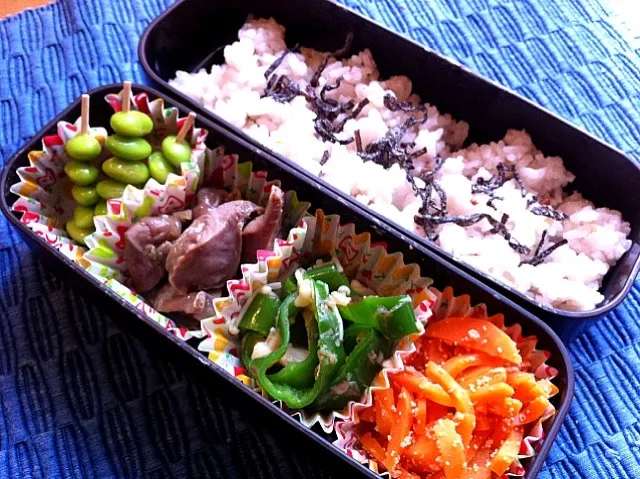 Snapdishの料理写真:今日のお弁当！枝豆ピック、砂肝梅しそ煮、ピーマンとエノキのおかか和え、にんじんたらこ和え、16穀米ごはん。|田畑弥生さん