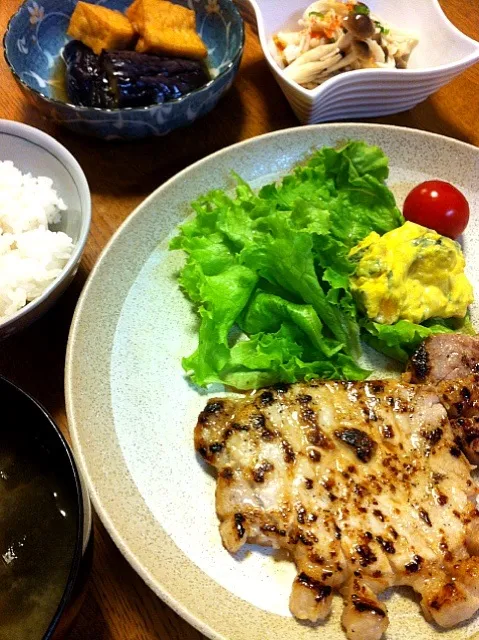 塩麹トンテキ、かぼちゃサラダ、茄子と厚揚げの煮物、キノコポン酢、大根とわかめの味噌汁、ご飯|tomocarat.さん