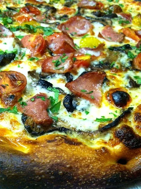 BLACK FOREST HAM.HEIRLOOM TOMATO AND WILD MUSHROON PIZZA|GREG ARNOLDさん