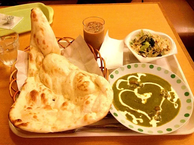 Snapdishの料理写真:インドカレー、ナン、サラダ、マサラチャイ|じゅりさん