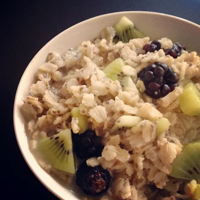 Oatmeal with Chia and Fruit|Evgenniaさん