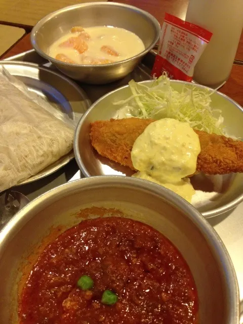 Snapdishの料理写真:今日の給食 ソフト麺ミートソース、白身魚のタルタルソース、フルーツカスタード、ミルメークコーヒー|ダンディ☆和田さん