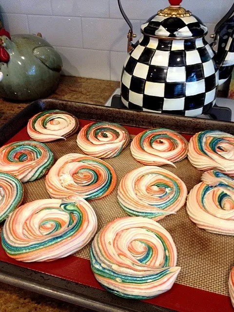 Rainbow meringues|lee ann erlbaumさん