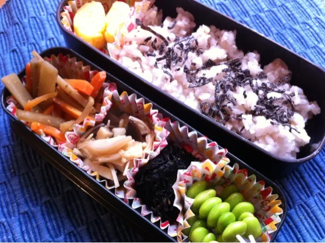 今日のお弁当。きんぴら、エノキとエリンギのうま煮、ひじきの梅シソ、枝豆、卵焼き、16穀米ごはん！|田畑弥生さん