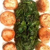 blackened sea scallops over sauteed spinach.|marc rosenkrantzさん