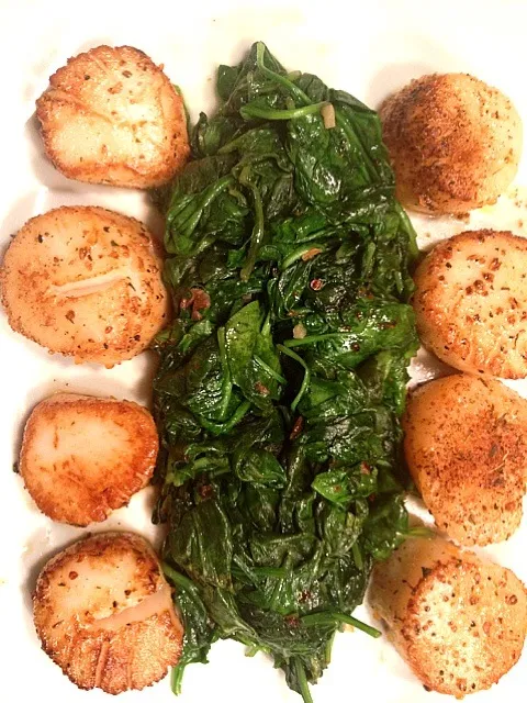 blackened sea scallops over sauteed spinach.|marc rosenkrantzさん