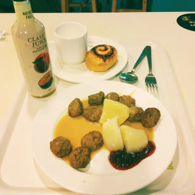 Meatballs and cinnamon roll|Justinaさん