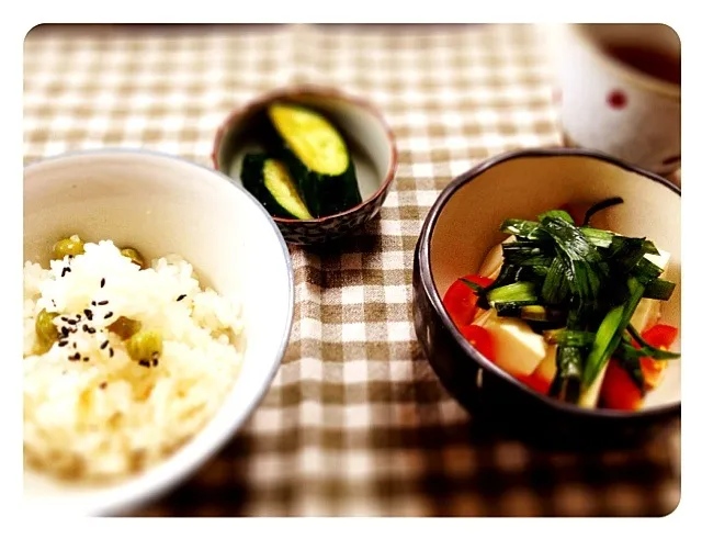 ホッとするな〜 冷凍しといた豆ごはん、きゅうりの漬け物、ニラじょうゆ漬けトッピング冷奴、麦茶|あかりんこさん