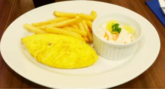 Omelette with cheese and mushroom fillings.|Justinaさん