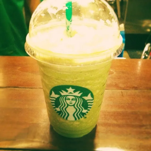 Green Tea Frappe w/ whipped cream|Justinaさん