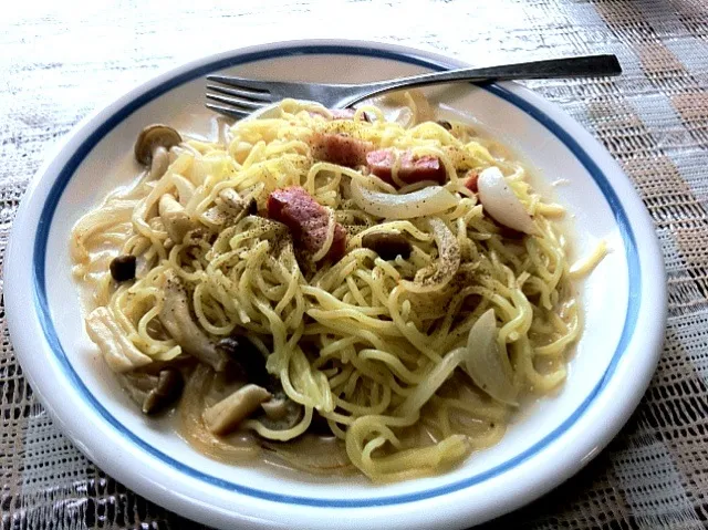 焼きそばカルボナーラ でランチ。インスタント麺で牛乳使うだけ。簡単でいいな〜|korikoriさん