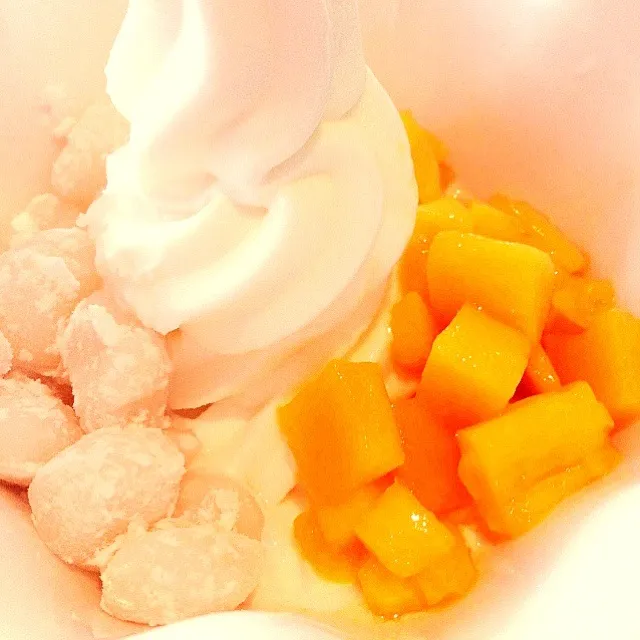 Frozen Yogurt with Mangoes and Mochi Balls|Carmela Maniegoさん