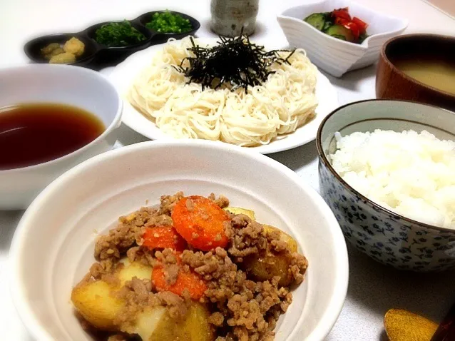 新ジャガと人参の肉味噌炒め・そうめん・きゅうりとわかめとトマトの酢のもの・エノキとしめじの味噌汁|kie3さん