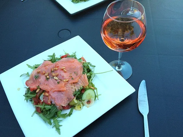 Snapdishの料理写真:Maaltijd salade met gerookte zalm|Richard Koolenさん