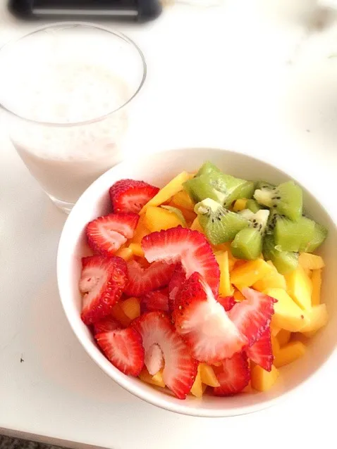 Snapdishの料理写真:almond milk with fruit salad|lanaさん