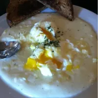 cheddar grits with poached eggs and wheat toast|bette kestinさん