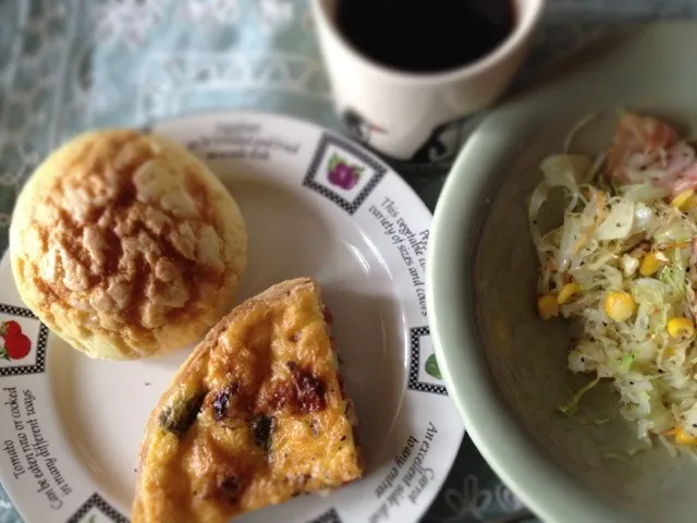 ご近所パン屋さんのキッシュ。そして、何故か急に食べたくなったメロンパン。|ぺんぎんさん