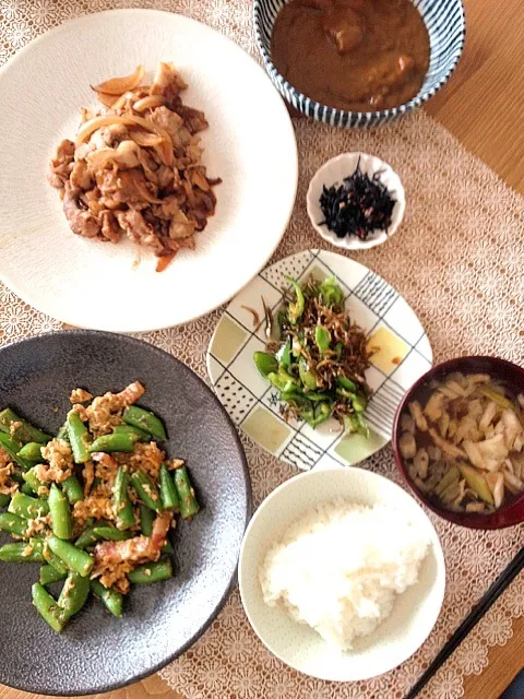 マルコメのお味噌汁の美味しさに驚愕！な朝ごはん。豚肉と玉ねぎの甘辛炒め、スナップエンドウとベーコンの卵炒め、ピーマンとカリカリじゃこの炒め物、残りのカレー。|canadienneさん