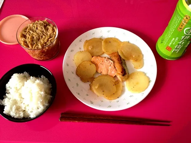 鮭とじゃがいもの蒸し煮(レモン風味)|野々村凛華さん