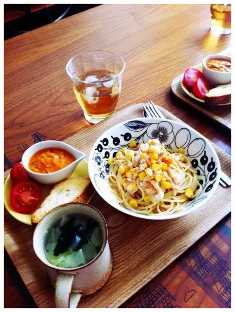 Snapdishの料理写真:鮭とコーンの豆乳クリームパスタ、キャベツとワカメのスープ、シーチキンのレッドカレー(缶詰)|二宮みさきさん