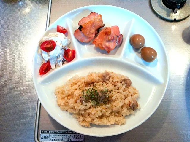 鹿児島産鶏モモ肉の塩焼き、北海道産うずらの卵の醤油漬け、生ソーセージピラフ、マヨサラダ|ねこさん