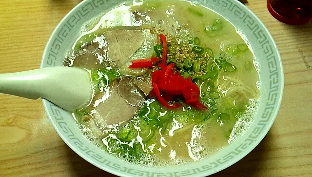 Snapdishの料理写真:長浜とんこつラーメン|まゆまゆさん