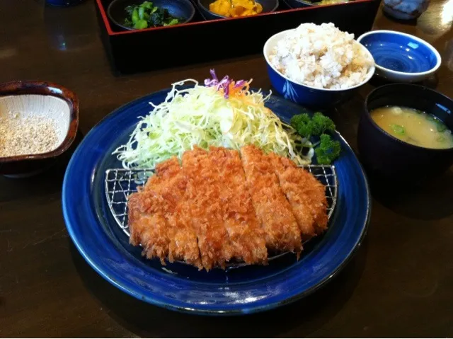 Snapdishの料理写真:ロースカツ定食|お山さんさん