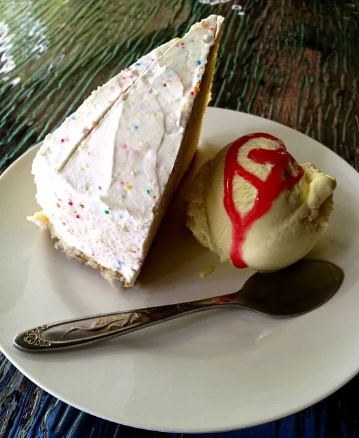 Vanilla Cake with Vanilla Ice Cream|Joel Adam Ortillaさん