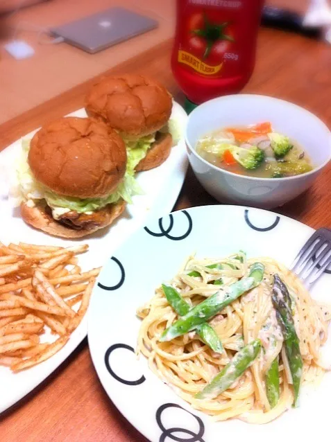 照り焼きチキンバーガーとアスパラスパ、それと野菜スープ|林檎屋さん