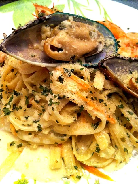 Snapdishの料理写真:Seafood Fettucine Alfredo|farhah waheedaさん