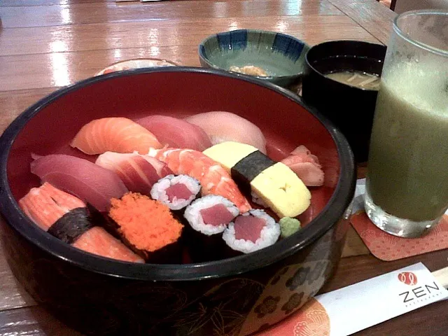 Snapdishの料理写真:sushi set 😘|baitoeyさん