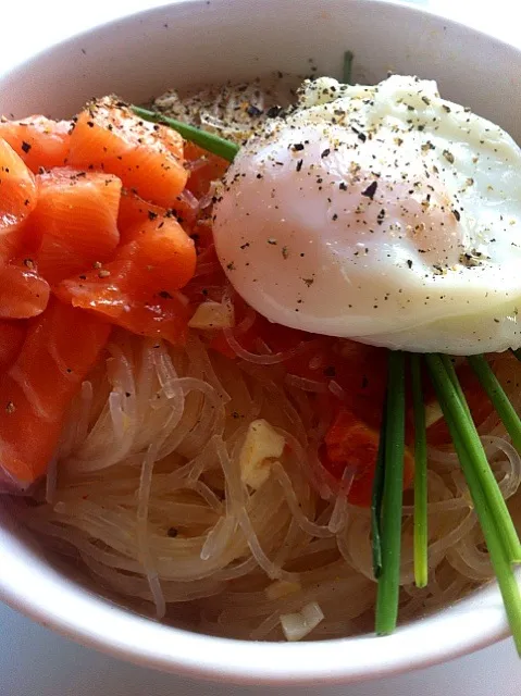 rice noodle garlic and tomatoe thia medlty topped w/ pouched egg and raw salmon|ReciBellaさん