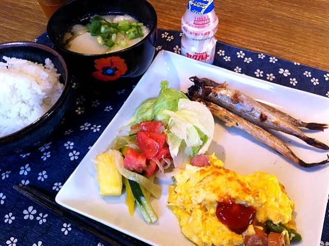 オムレツ   ししゃも  サラダ  カブとあげの味噌汁  ヤクルト|高田恵子さん