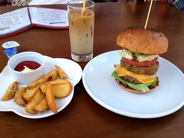 アボカドチーズダブルバーガー ポテトセット|ぐーぐーCobeさん