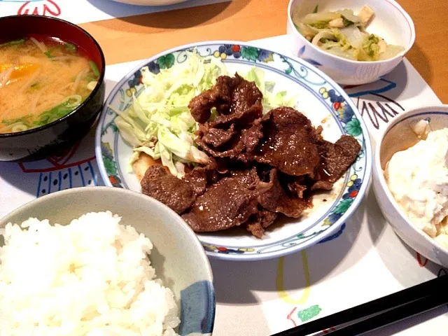 Snapdishの料理写真:焼肉、おぼろ豆腐、白菜の炊いたん、もやしとかぼちゃのみそ汁|Shinsuke Nakanishiさん