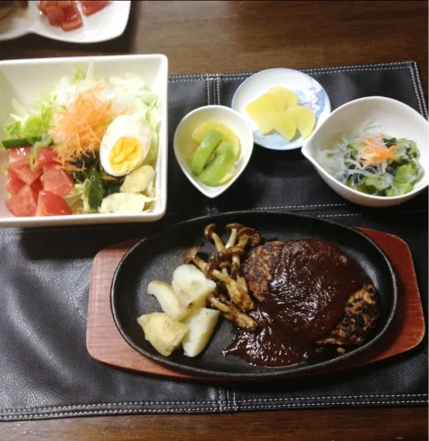 ハンバーグ、春雨の酢の物、サラダ、果物、香の物|Miyuki Takeshitaさん