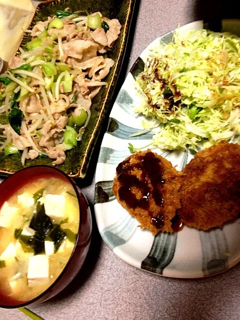 #夕飯 豆腐の味噌汁、白米、肉もやし炒め、一口カツ、キャベツの千切り。|ms903さん