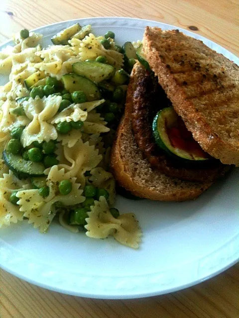 left-over day, pasta pesto w. courgette burger|Martijn Hoenderdosさん