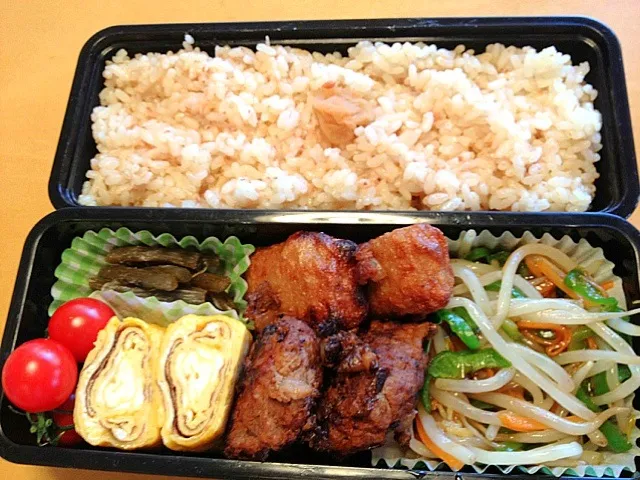 Snapdishの料理写真:毎日の中学生弁当。昨日のテレビでおかかご飯を見たら急に食べたくなったので、今日はおかかご飯。|松浦有里さん