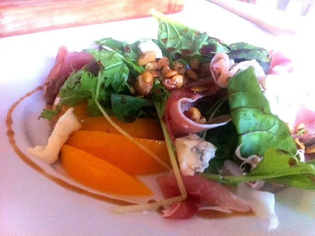 Peach, Prosciutto and Gorgonzola w toasted Walnuts and pomegranate dressing|monique bさん