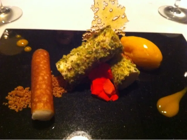 Deconstructed goats cheese cake w apple foam|monique bさん