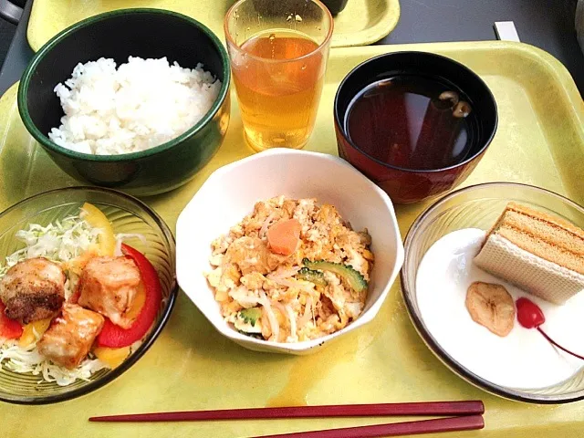 Snapdishの料理写真:学食のバランスランチ（味噌汁こぼれた）|hanadhiさん