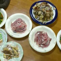 Snapdishの料理写真:このしろの刺身＊にんにくの芽と豚肉の焼き肉のたれ豆板醤炒め＊アサリのバター焼き＊弁当の残り|さかいかおりさん