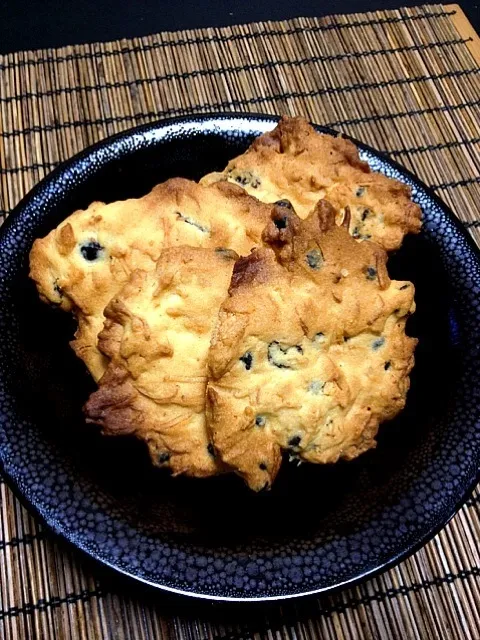 Snapdishの料理写真:チョコチップとクランベリー、ココナッツのドロップクッキー。最初に混ぜすぎてサブレみたい。でもこれはこれで好き。結局レシピは見つからず適当|skbnbnさん