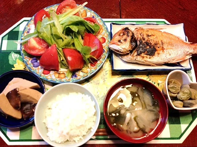 鯛の塩焼き、高野豆腐としいたけの煮物、そら豆煮、ワカメとしめじのお味噌汁、トマトサラダ|ゆ♡き♡えさん