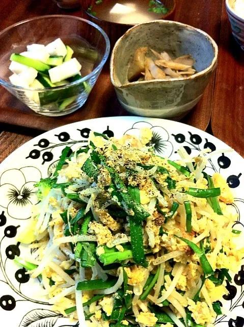 Snapdishの料理写真:5/28晩御飯  野菜と卵と海老の中華炒め  コンニャクとごぼうのきんぴら  きゅうりと長芋のサラダ  豆腐の中華スープ|yukiyamasakiさん