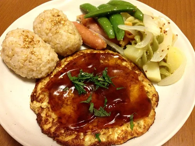 豆腐のお好み焼き風、春野菜とパスタのサラダ、玄米ごはんおにぎり|mikochieさん